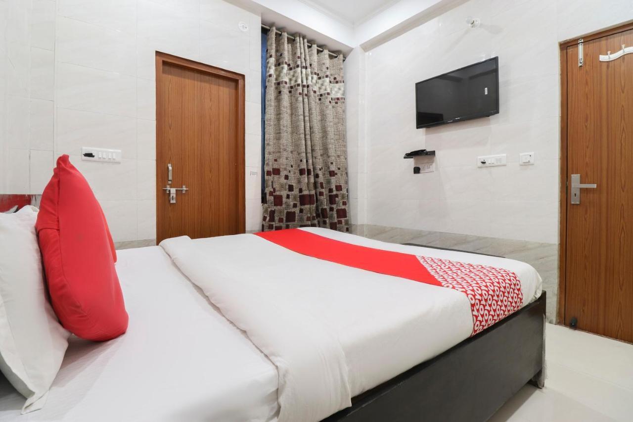Oyo 69378 Trilok Dham Hotell Vrindāvan Eksteriør bilde